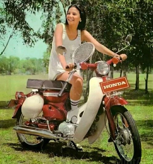 Christine hakim dalam iklan motor Honda C70 di tahun 1977